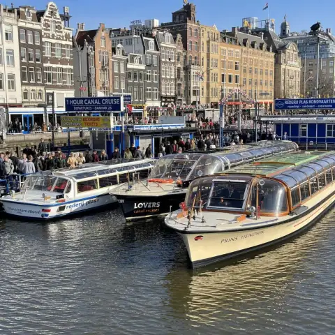 Grachtenfahrt Vergleich: Lovers, Blue Boat und Stromma mit Quellen